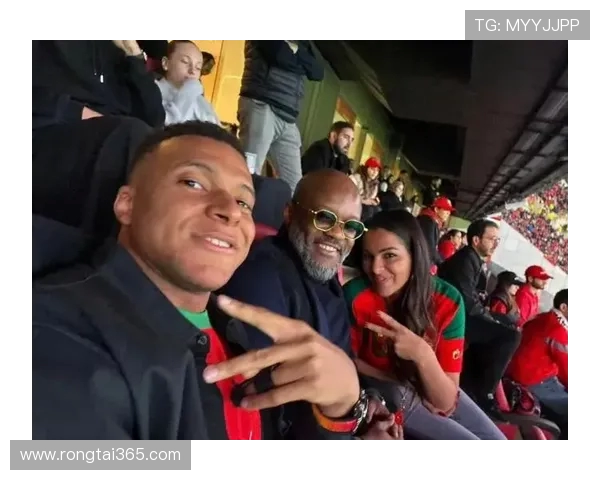 身披阿什拉夫战袍姆巴佩圣诞假期晒图尽显足球情谊与好友同框